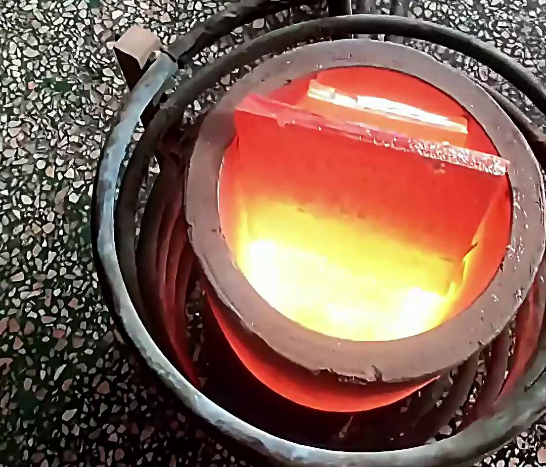 使用380V電壓的小型中頻熔煉爐，它的功率滿足熔煉金、銀、銅，10公斤容量