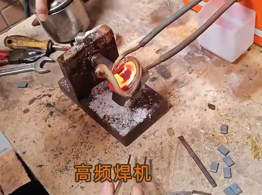 高頻焊機(jī)在鋸齒滾刀合金刀頭焊接中具有顯著優(yōu)勢